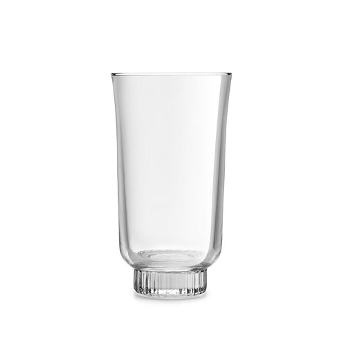 Transparenter Glasbecher, tall und cylindrical, mit striped decorated Fuß. Mobile auf weißem Hintergrund.