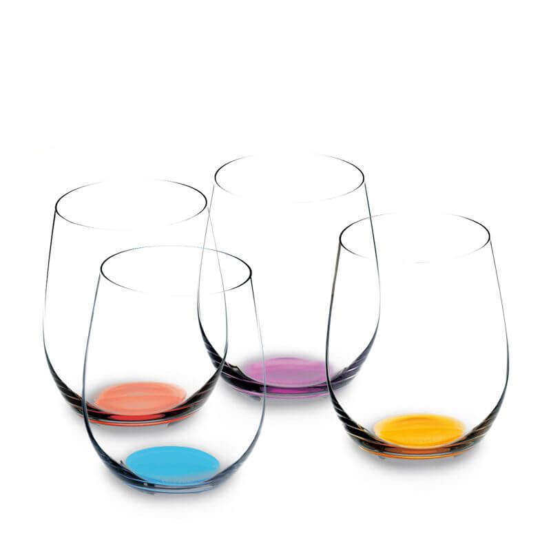 Quatre verres transparents en verre avec base colorée orange, bleue, violette et rose sur fond blanc