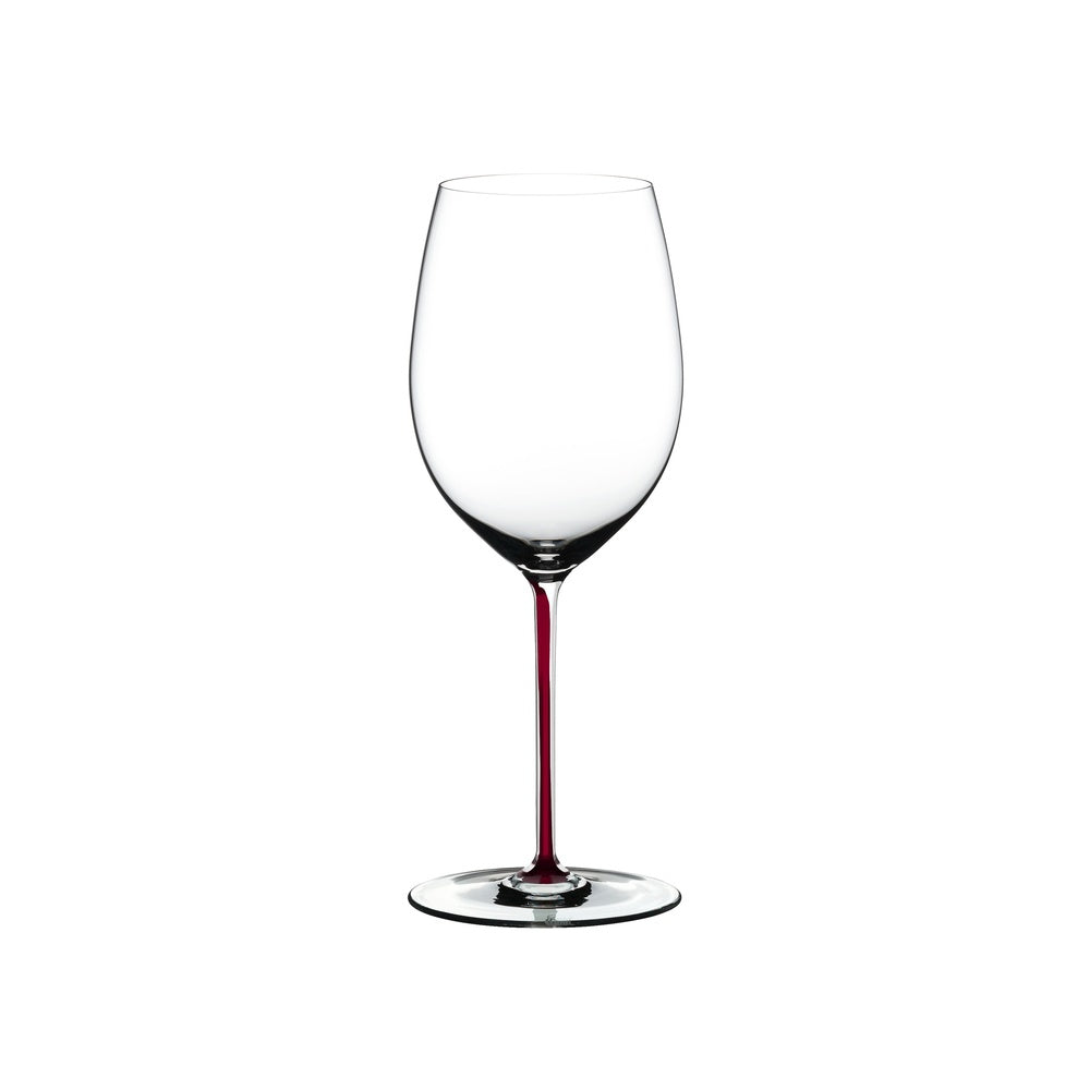 Calice di vetro trasparente con gambo rosso. Base ampia e forma elegante, su sfondo bianco.