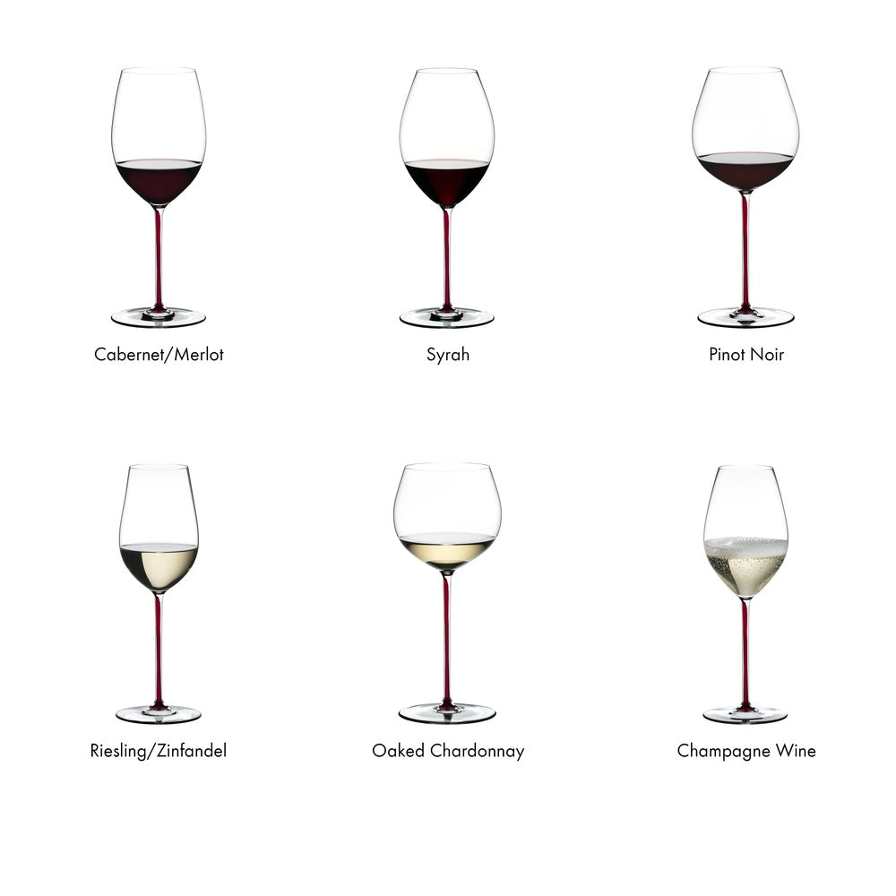 Sei calici di vino con stelo rosso e base trasparente, contenenti diversi vini, su sfondo bianco.