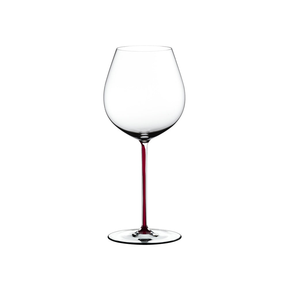 Calice di vino trasparente con gambo rosso, dalla forma ampia e rotonda, poggiato su una base piatta.