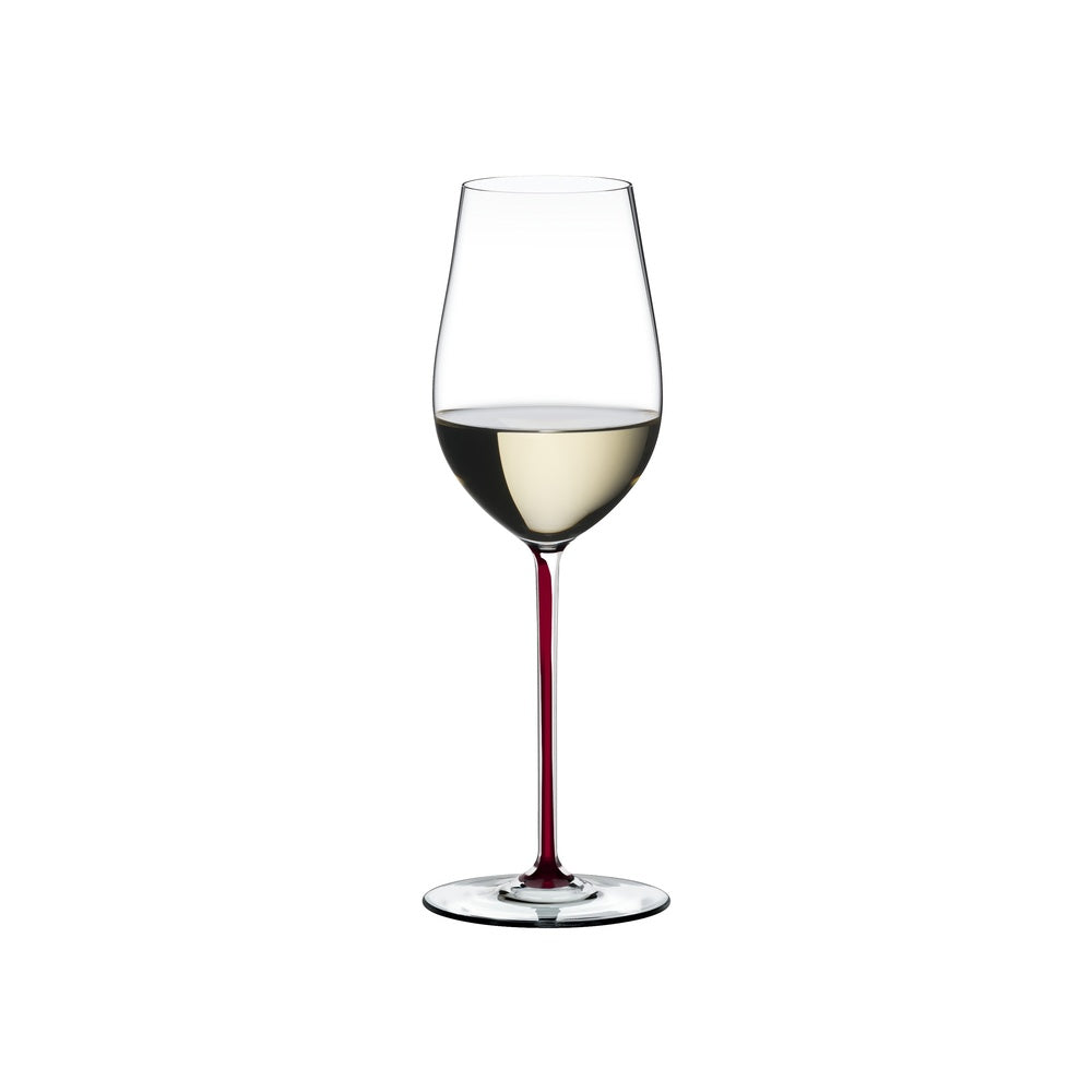 Verre à vin transparent à tige rouge et base noire, contenant un liquide clair, sur fond blanc.