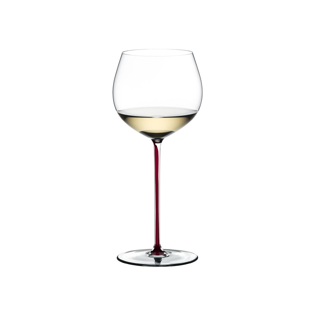 Calice di vino trasparente con stelo rosso e fondo in vetro, contenente vino bianco. Sfondo bianco.