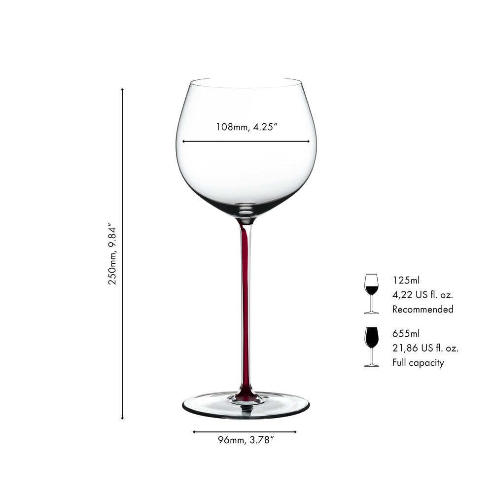 Calice da vino alto e trasparente, con gambo sottile di colore rosso, fondo in vetro lucido, misure stampate a fianco.