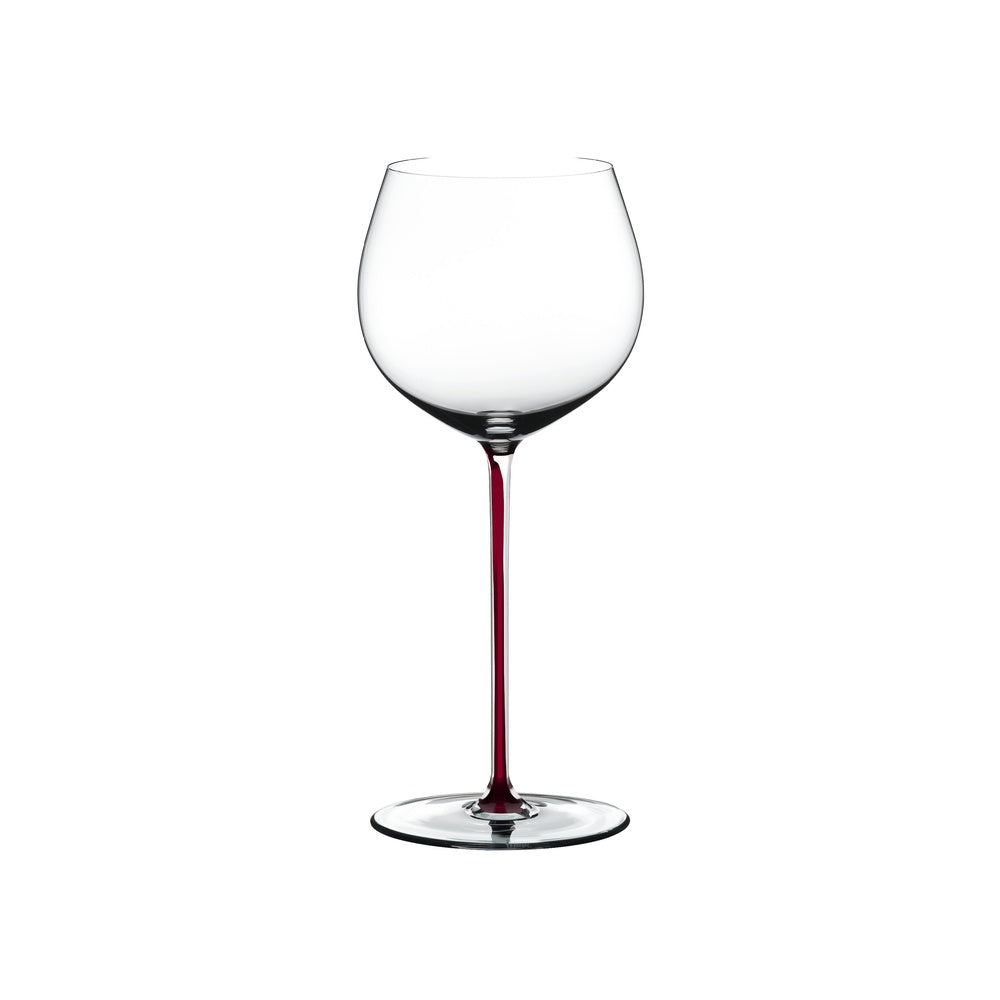 Calice da vino trasparente con gambo rosso, fondo tondo e bocca ampia, su sfondo neutro.
