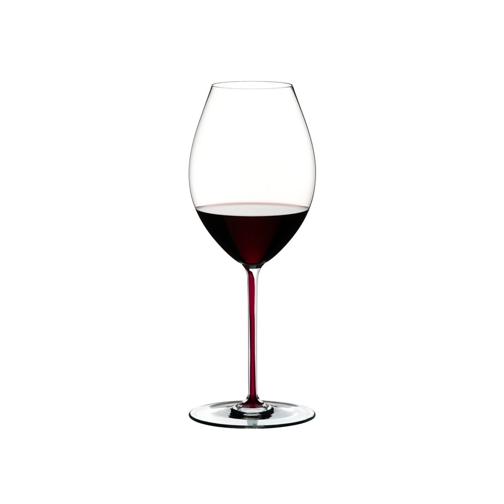 Calice di vino in vetro trasparente con stelo rosso. Contiene vino rosso. Sfondo bianco.