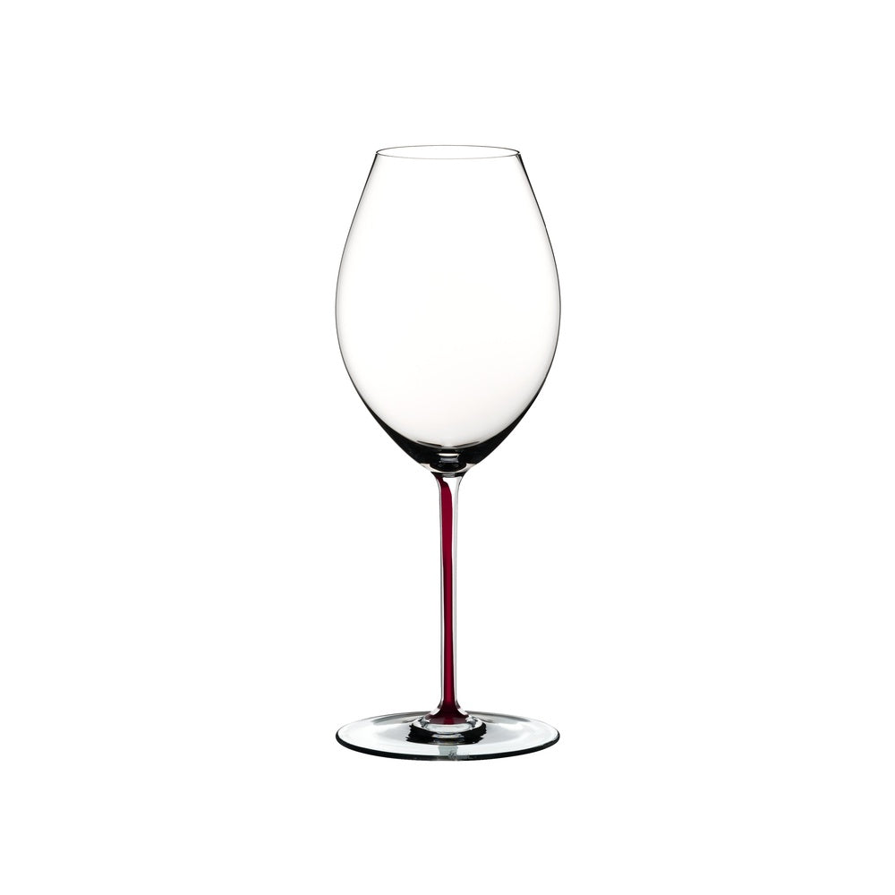 Calice da vino trasparente con gambo rosso, base tonda e forma allungata, su sfondo bianco.