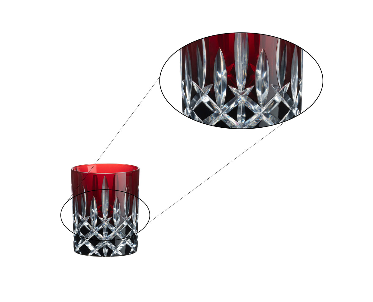 Bicchiere in cristallo con parte superiore rossa e base lavorata, presenta un design elegante e riflessi luminosi.