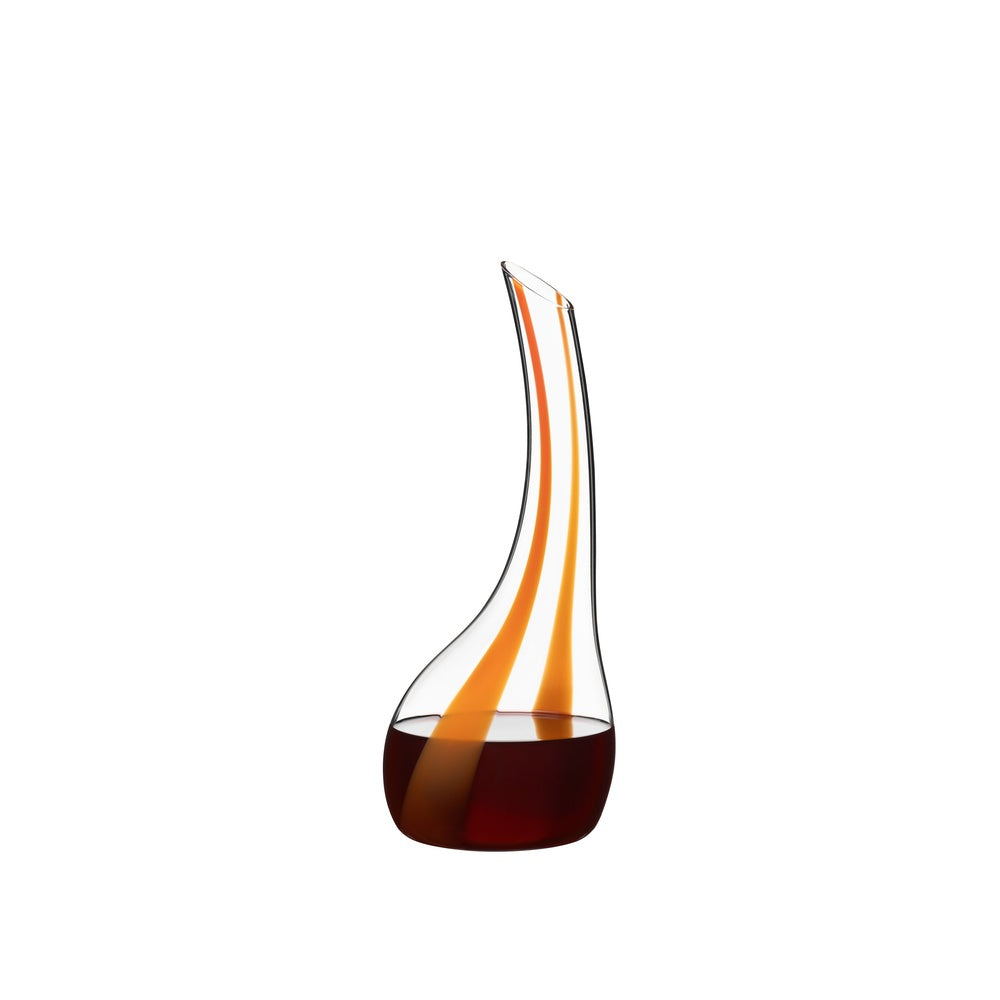 Decanter in vetro trasparente con base arrotondata, collo sottile e curva elegante; liquido scuro dal colore ambrato all'interno.