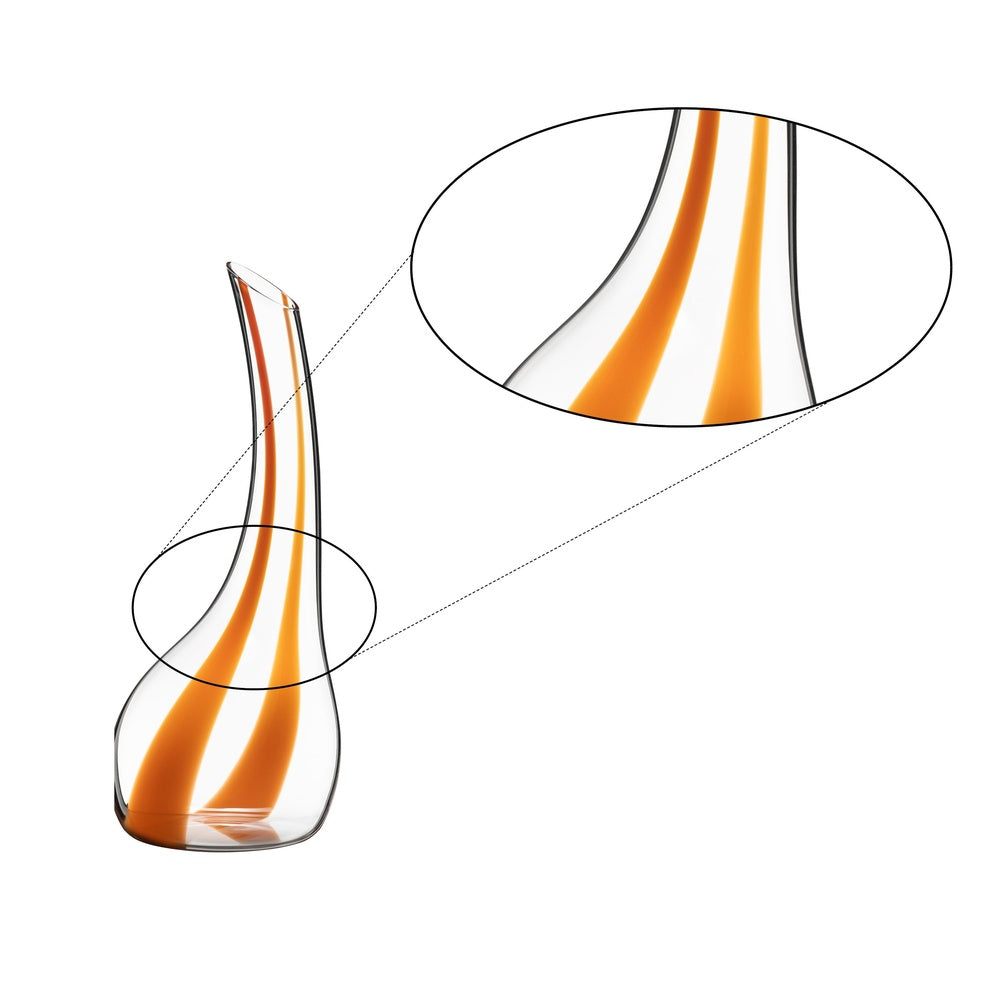 Vaso di vetro trasparente di forma sinuosa con strisce arancioni, posizionato su sfondo bianco.