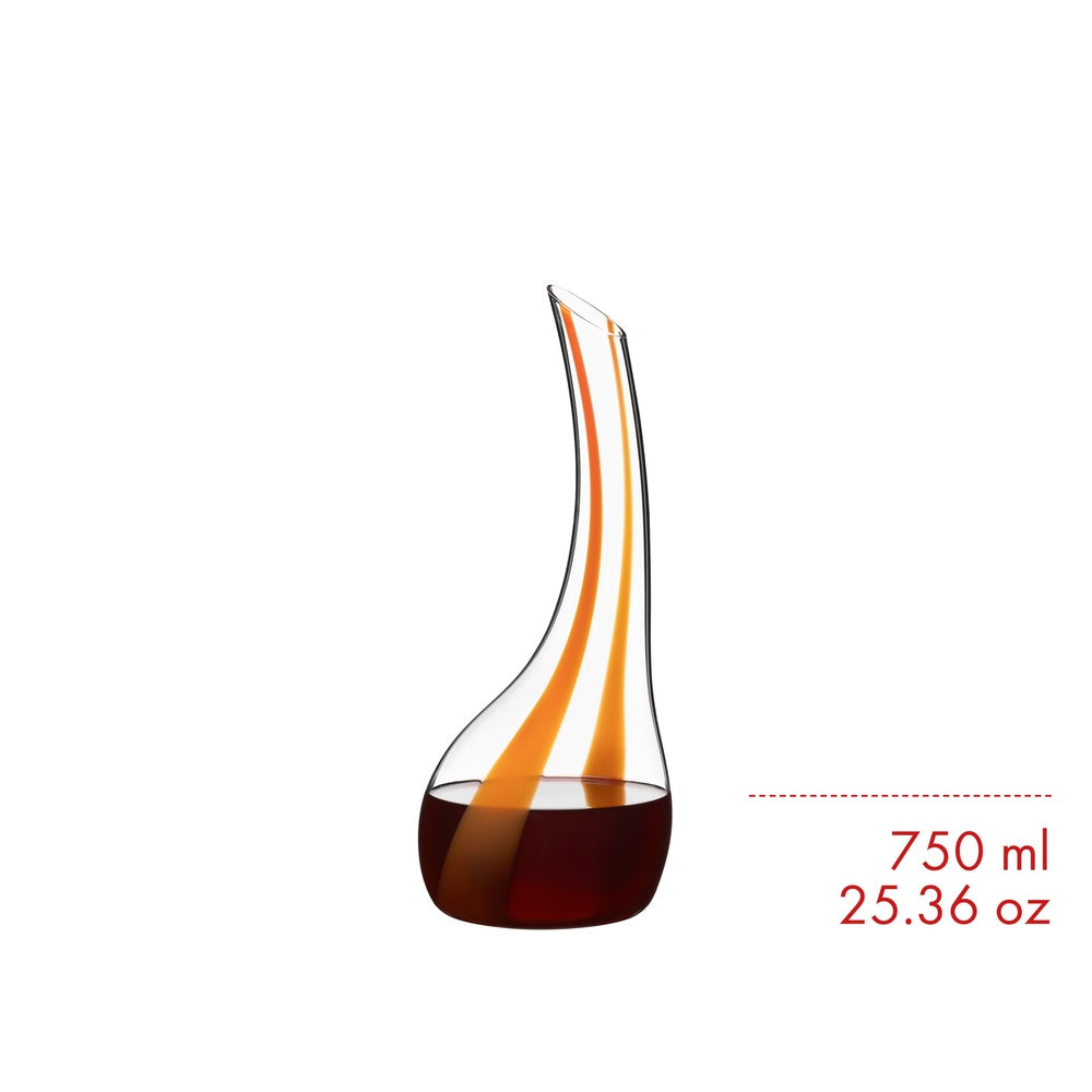 Decanter in vetro trasparente, slanciato con curve eleganti, contenente vino rosso, su sfondo bianco.