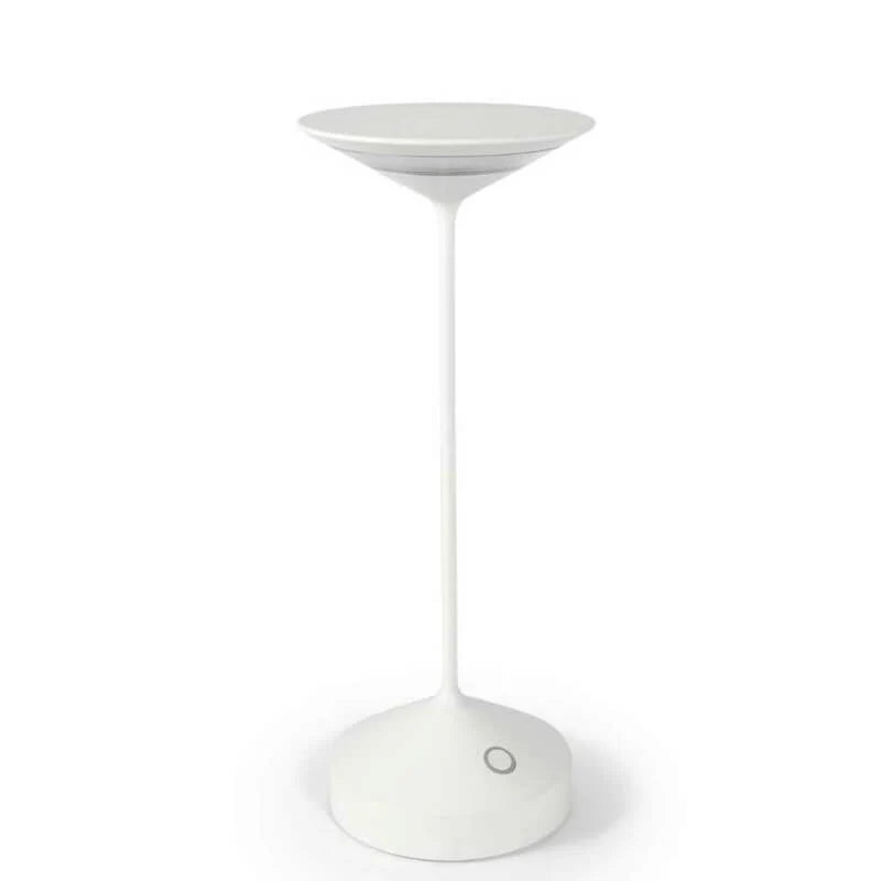 Lámpara de pie blanca con base circular y tallo fino que sostiene un difusor con forma de cuenco invertido, de material plástico mate
