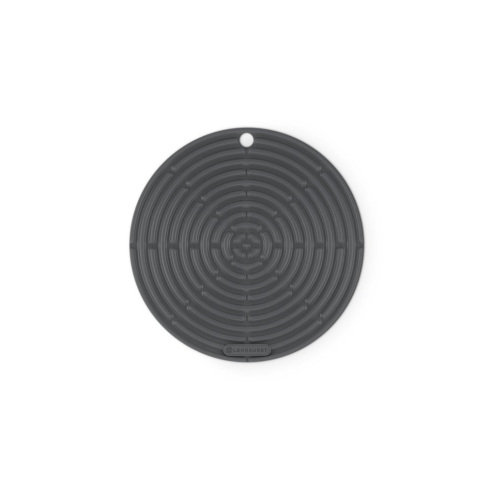 Sottopentola circolare grigio scuro in silicone, con motivo a spirale e foro per appenderlo, su sfondo bianco.