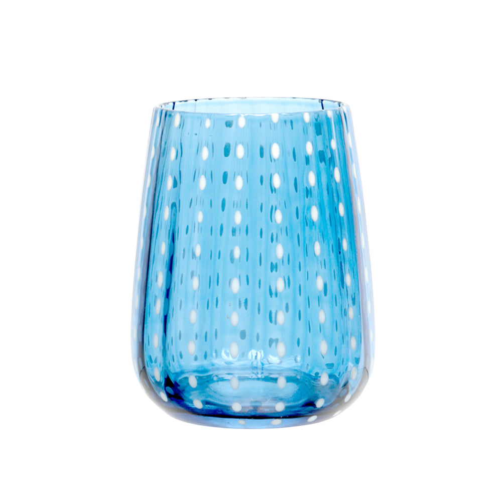 Bicchiere di vetro trasparente blu con pois bianchi, forma cilindrica e bordi arrotondati.