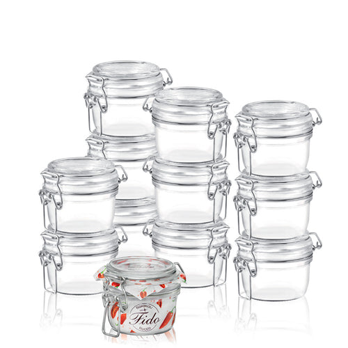 Set di dodici barattoli in vetro trasparente con chiusura ermetica in metallo, uno con etichetta decorata e scritta Fido Rocco, sfondo bianco