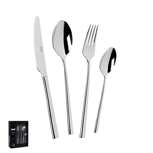 Set di posate in acciaio inox lucido, composto da coltello, forchetta, cucchiaio grande e cucchiaio piccolo. Scatola nera sullo sfondo.