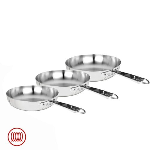 Set di tre padelle in acciaio inox lucido con manico lungo, disposte su sfondo bianco con logo rosso in basso a sinistra.