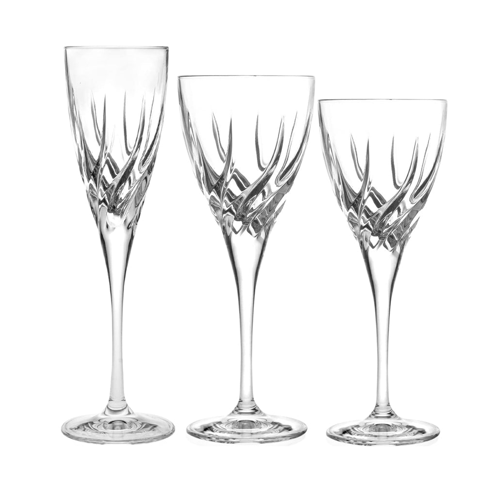 tre bicchieri trasparenti in vetro con gambo lungo e decorazioni incise a spirale, su sfondo bianco, in diverse forme per vino e champagne