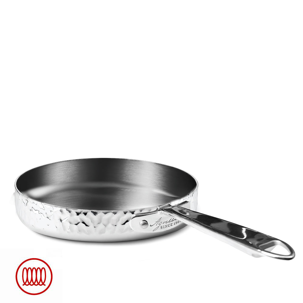 padella in acciaio inox con superficie esterna martellata e manico lungo lucido, su sfondo bianco, simbolo rosso multifiamma angolo inferiore sinistro