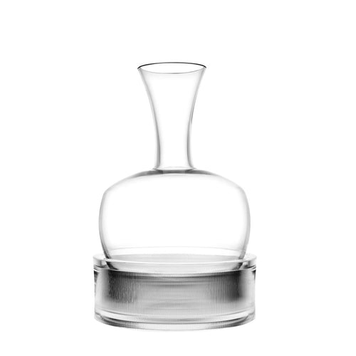 Ampoule en verre transparent à col étroit et base large posée sur un cylindre transparent à texture de rayures verticales, fond blanc