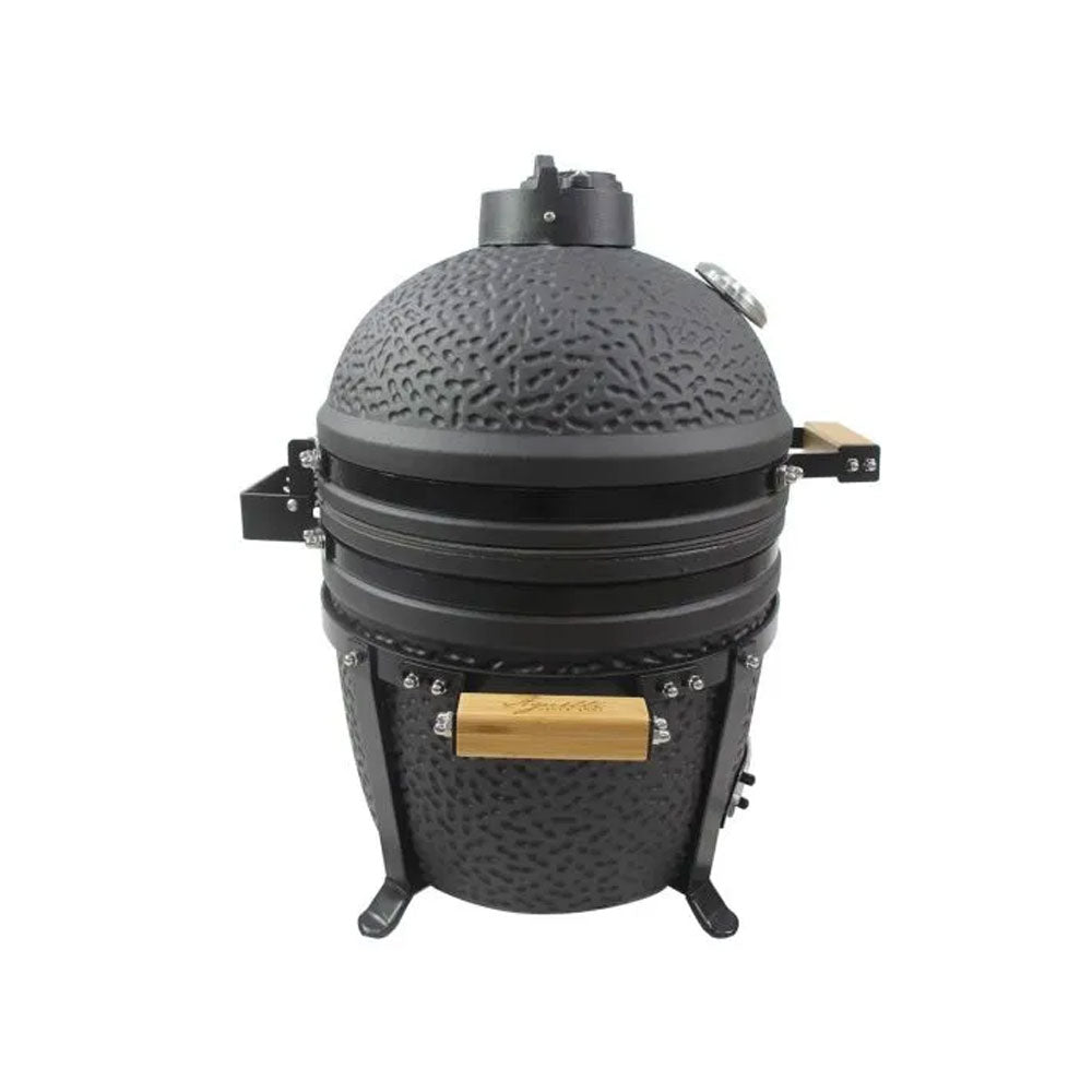 Barbecue kamado noir en céramique avec poignées en bois clair et thermo-hygromètre sur la coupole, sur fond blanc