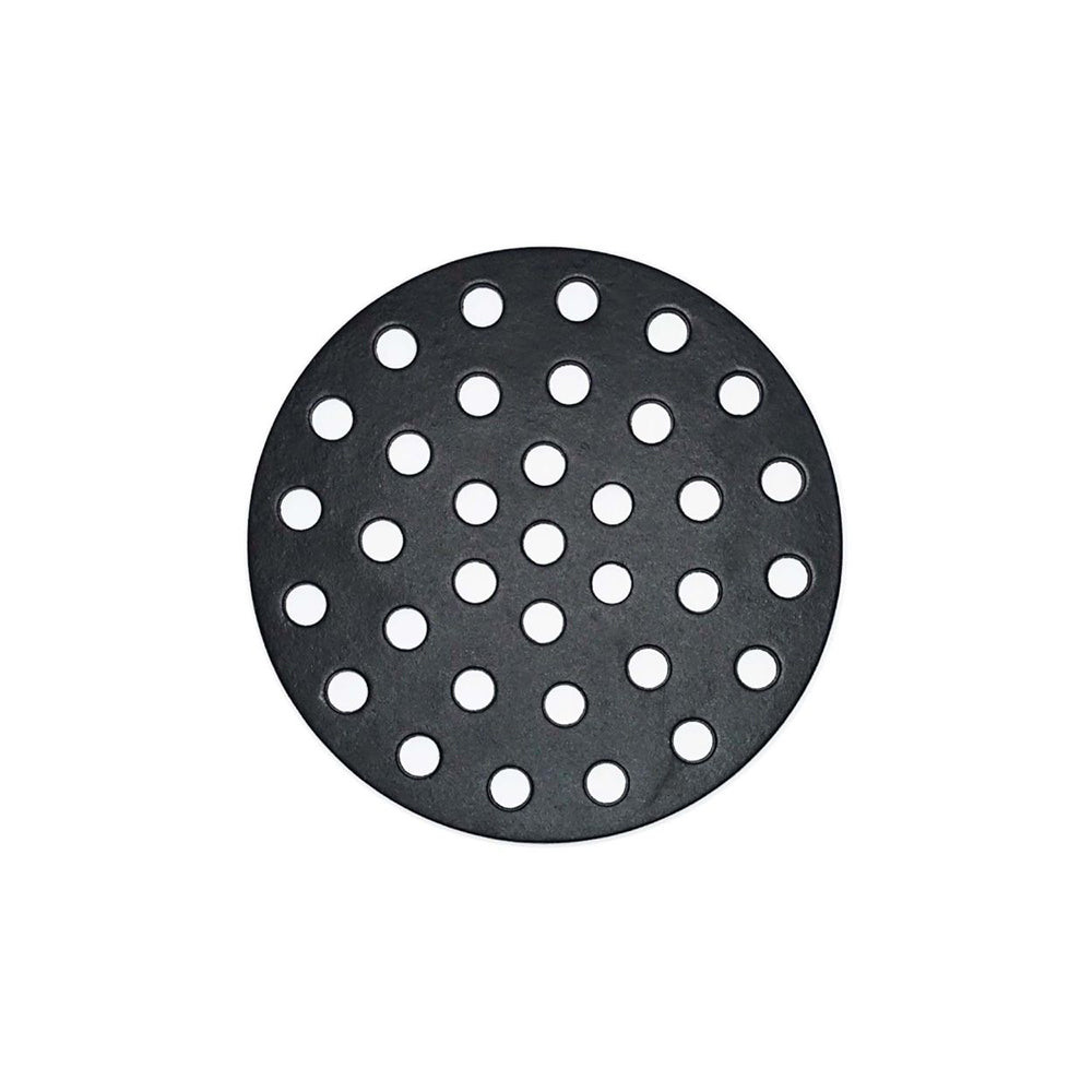 Plaque circulaire noire en métal avec trous ronds disposés uniformément, sur fond blanc.