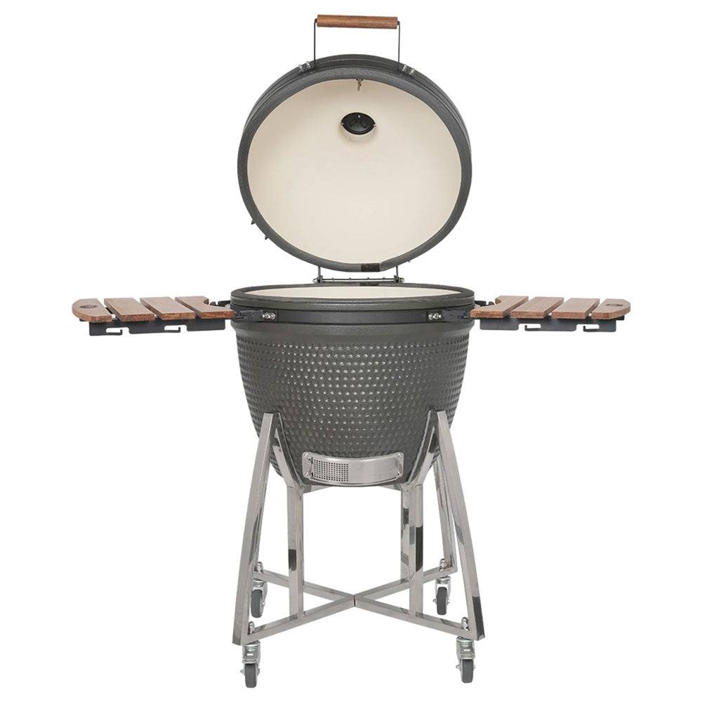 Schwarzer runder Grill mit offenem Deckel, Holz-Seitenablagen und verchromter Metallstruktur mit Rädern.