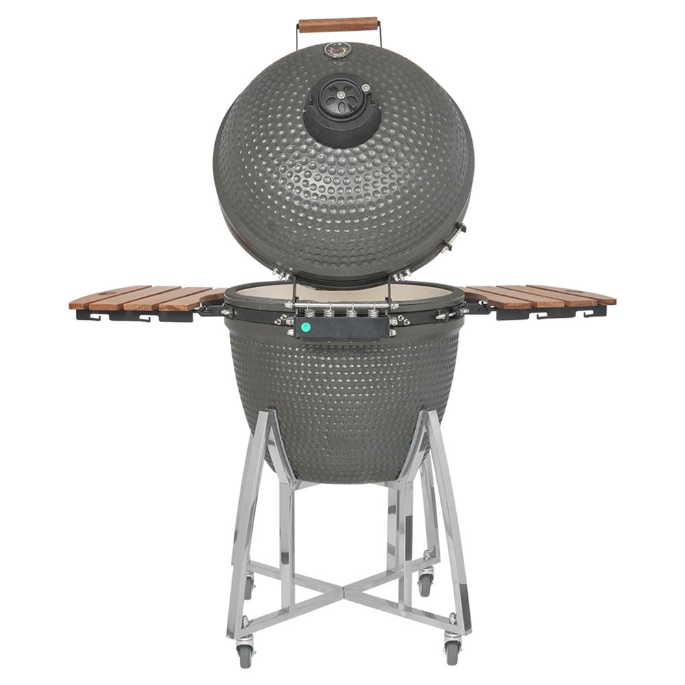 Dunkelgrauer eiförmiger Grill mit zwei Holz-Seitenablagen und verchromter Metallträgerstruktur mit Rädern.