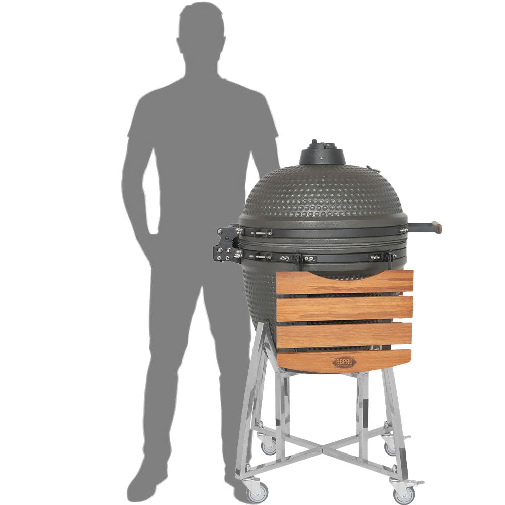 Schwarzer Kamado-Grill mit strukturierter Oberfläche, Metallständer mit Rädern und heller Holz-Frontablage mit BBPRO-Logo, Hintergrund