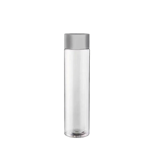 Bottiglia cilindrica trasparente con tappo grigio opaco, materiale plastico, sfondo bianco neutro.