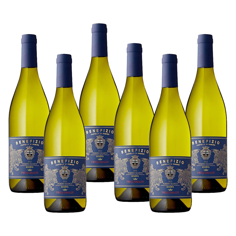 Sette bottiglie di vino bianco con etichetta blu, contenuto giallo chiaro, esposte su sfondo bianco.