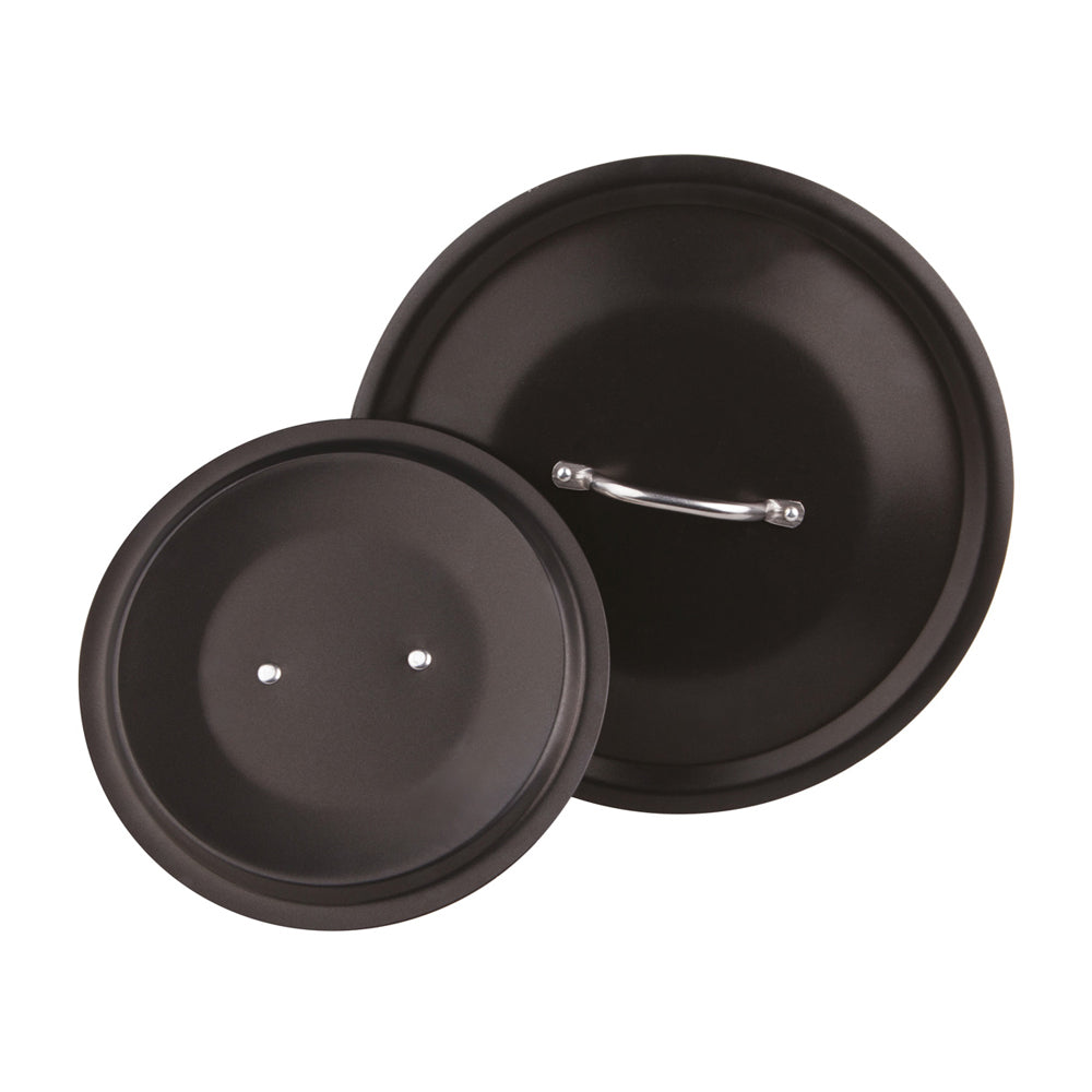 Twee ronde zwarte metalen deksels, een met glanzend metalen handvat, op witte achtergrond.