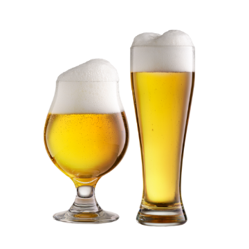 Due bicchieri di birra con schiuma, uno a calice tondo corto e uno alto stretto, entrambi trasparenti e pieni