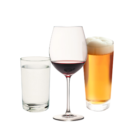 Bicchiere d'acqua trasparente, calice di vino rosso con stelo sottile, bicchiere di birra con schiuma su