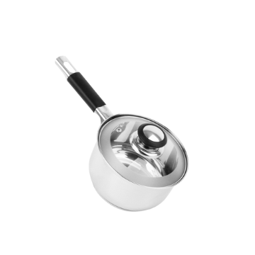 Pentola con coperchio in acciaio brillante e manico nero in materiale plastico su sfondo bianco.
