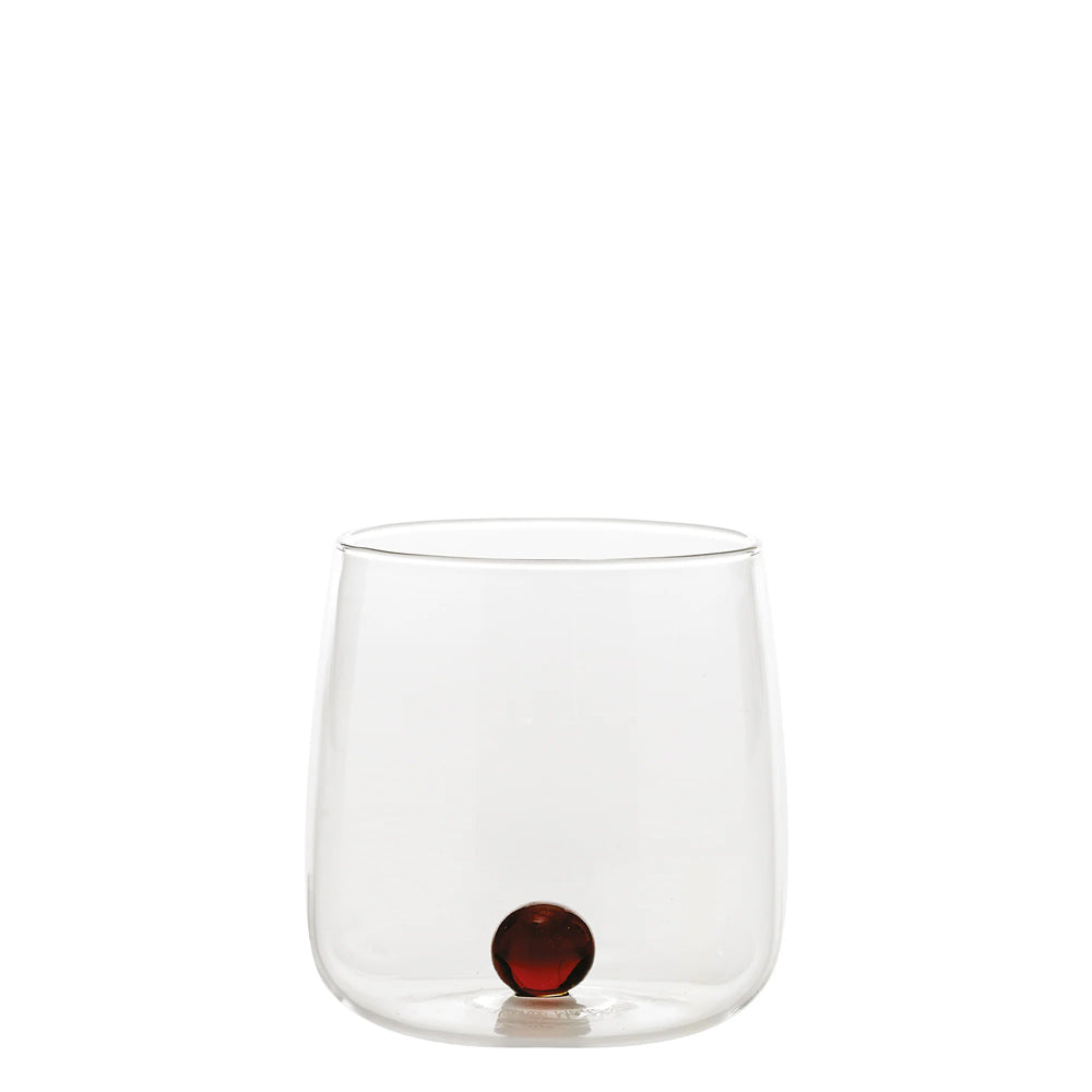 Transparant glas met afgeronde bodem en rand en donkerrode decoratieve bol op de bodem, neutrale witte achtergrond
