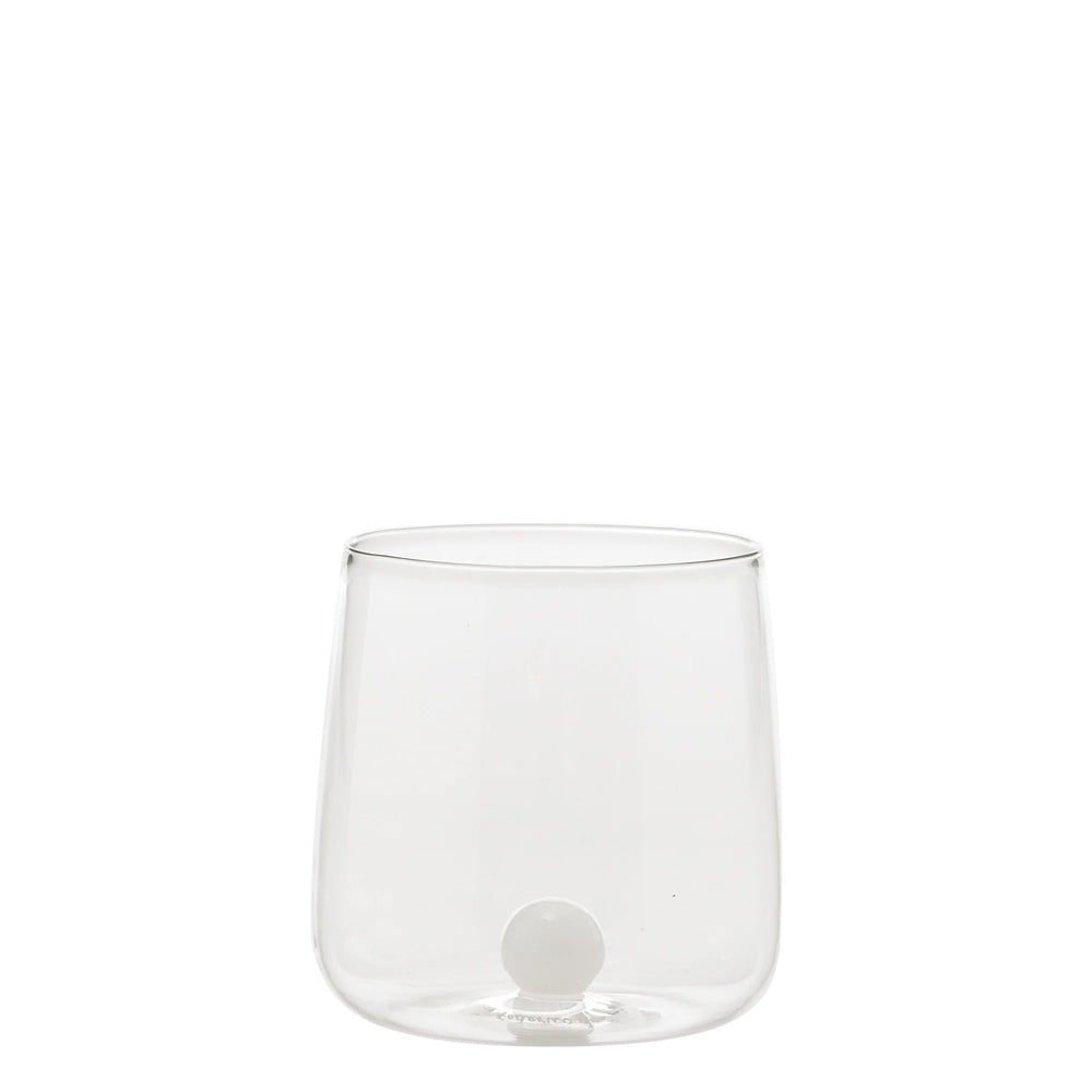 Transparant glas met afgeronde bodem op witte achtergrond