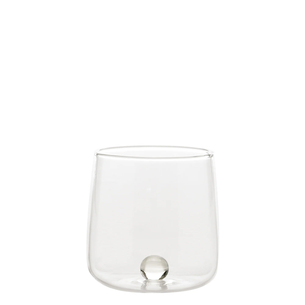 Transparant glas met decoratieve bol erin aan de basis, platte bodem, neutrale witte achtergrond