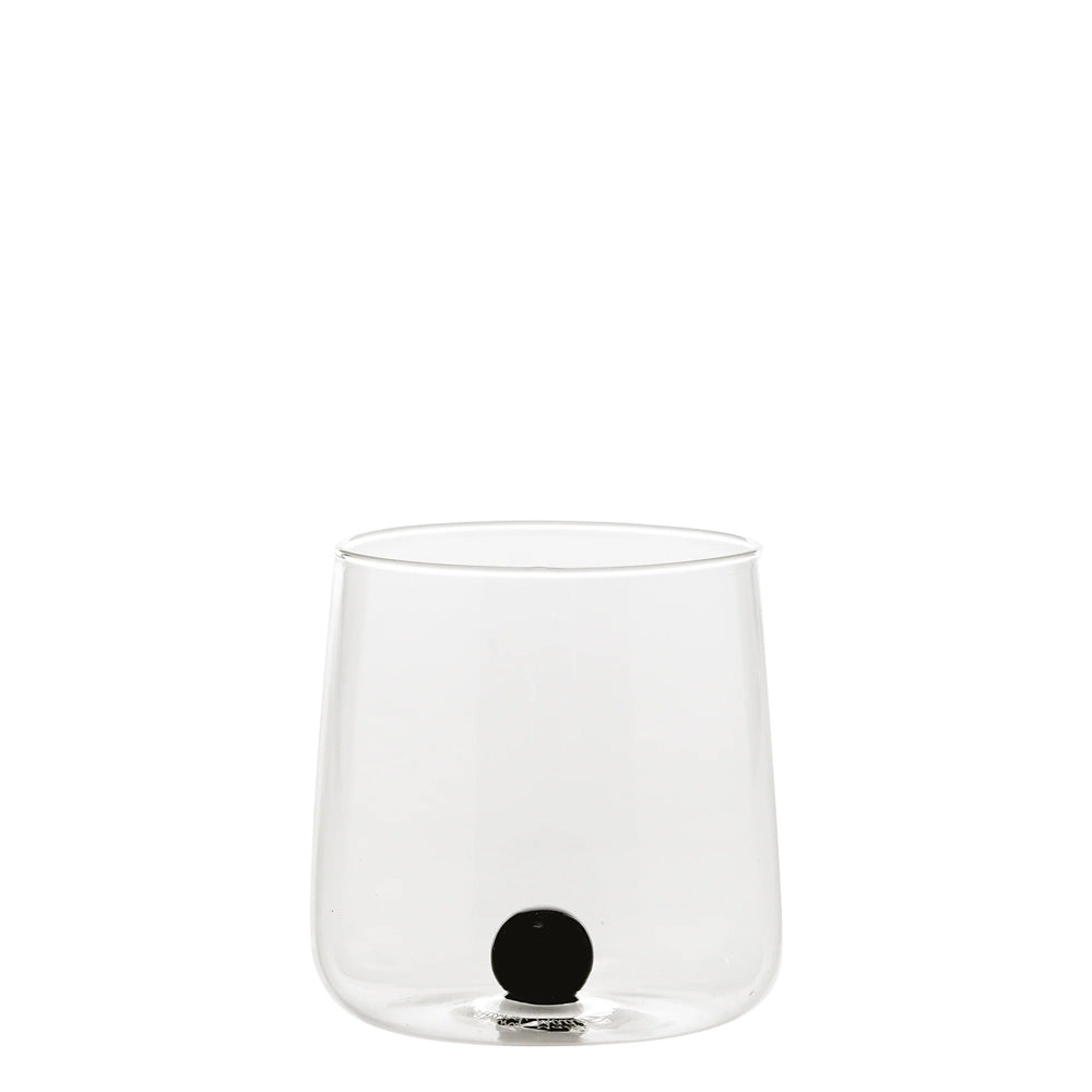 Transparant glas met afgeronde bodem en zwarte bol op de bodem, neutrale witte achtergrond