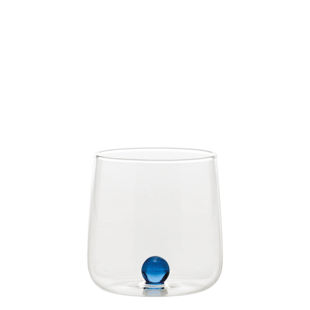 Transparant glas met cilindrische vorm en blauwe bol erin op de bodem, eenvoudige witte achtergrond
