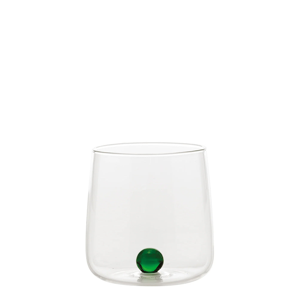 Transparant glas met afgeronde vorm en glanzende groene bol op de bodem, neutrale witte achtergrond