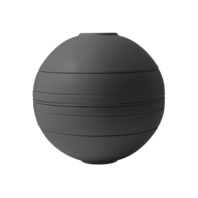 Conteneur sphérique noir mat avec surfaces à bandes horizontales légèrement saillantes, sur fond blanc.