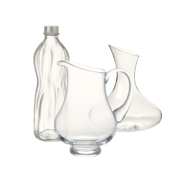 Bottiglia trasparente con tappo grigio, brocca e caraffa in vetro trasparente su sfondo bianco.