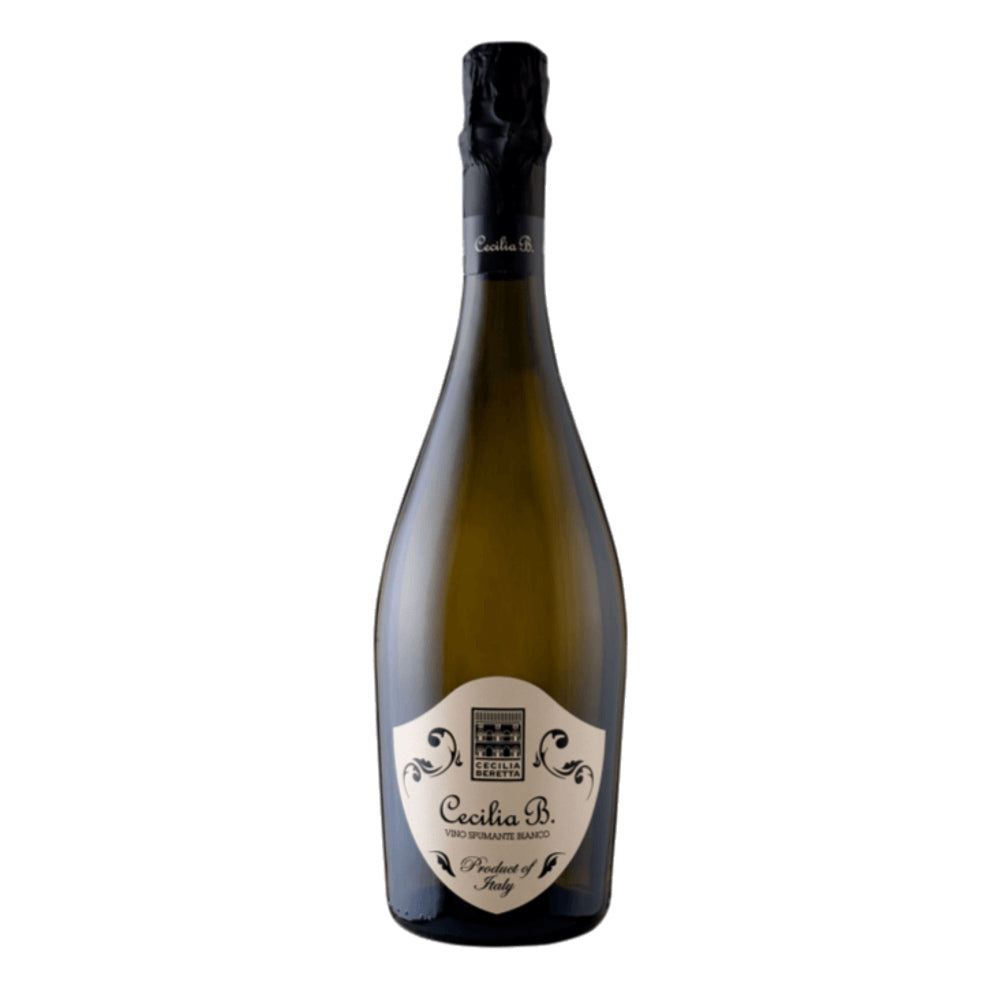 bottiglia di vino spumante bianco Cecilia B. con etichetta beige e nera, tappo e capsuletta nera, sfondo bianco