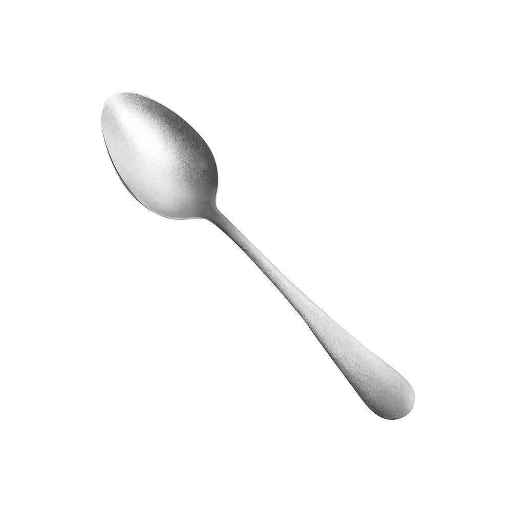 Cucchiaio di metallo lucido, con forma allungata e profilo leggermente curvo, su sfondo bianco.