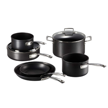Set di pentole e padelle nere in metallo con manici lunghi e doppi, con coperchio trasparente su pentola alta.