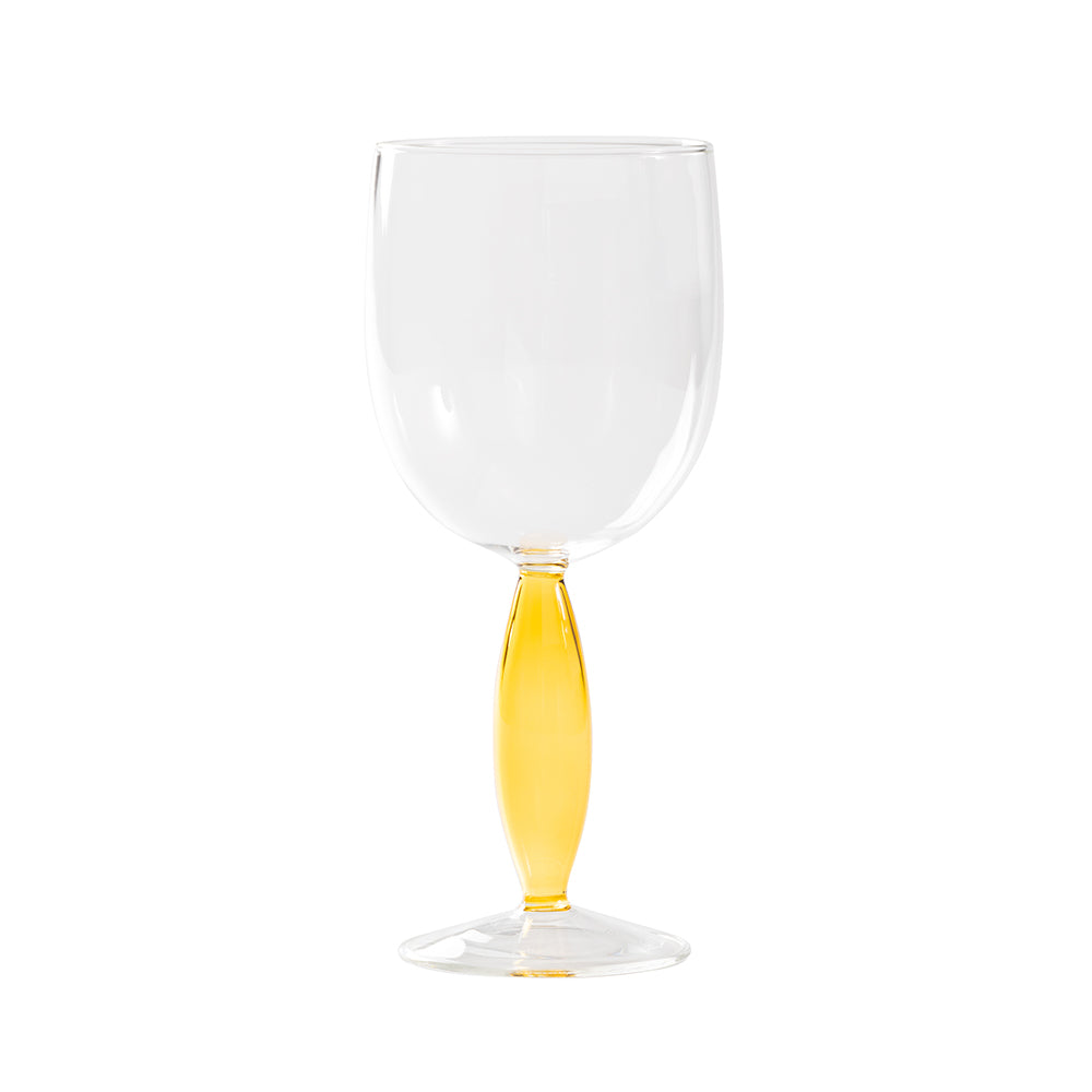 Vaso transparente con tallo alargado coloreado en amarillo sobre fondo blanco
