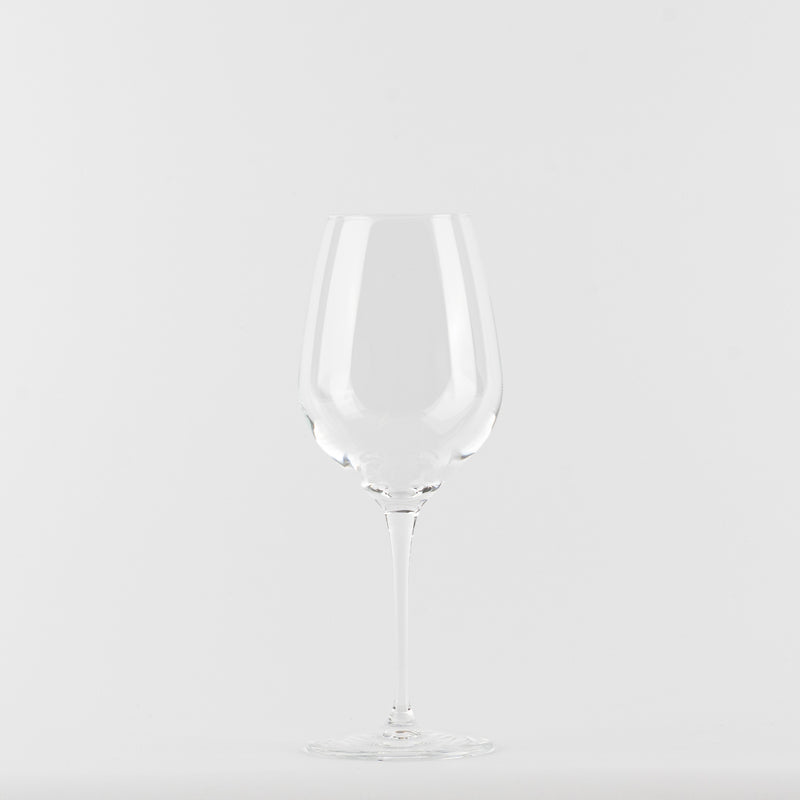 Transparent verre à vin en verre avec lsurgue tige et base rsurde sur fsurd blanc.