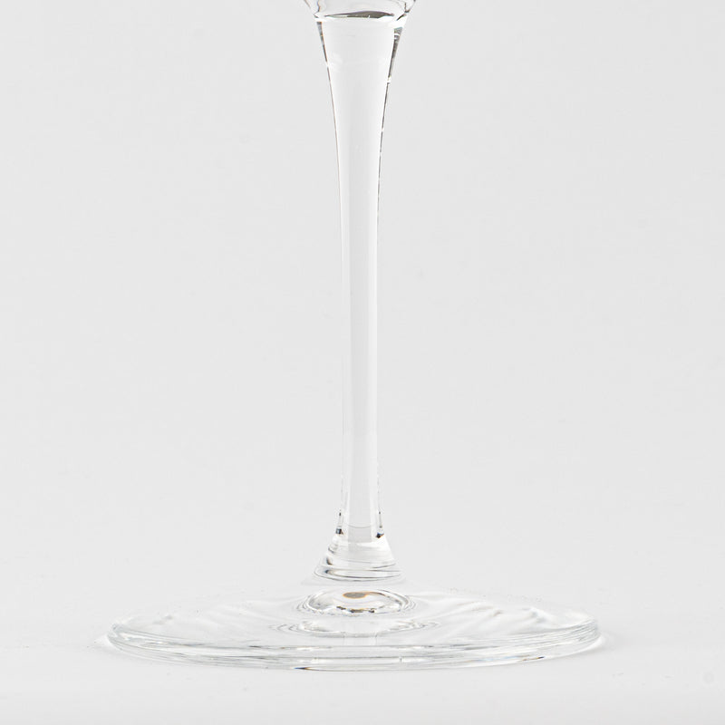 base et tige fine en verre transparent d'un calice sur fond blanc