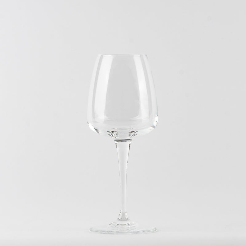 transparente copa de vino de vidrio csobre tallo fino sobre neutral fsobredo blanco